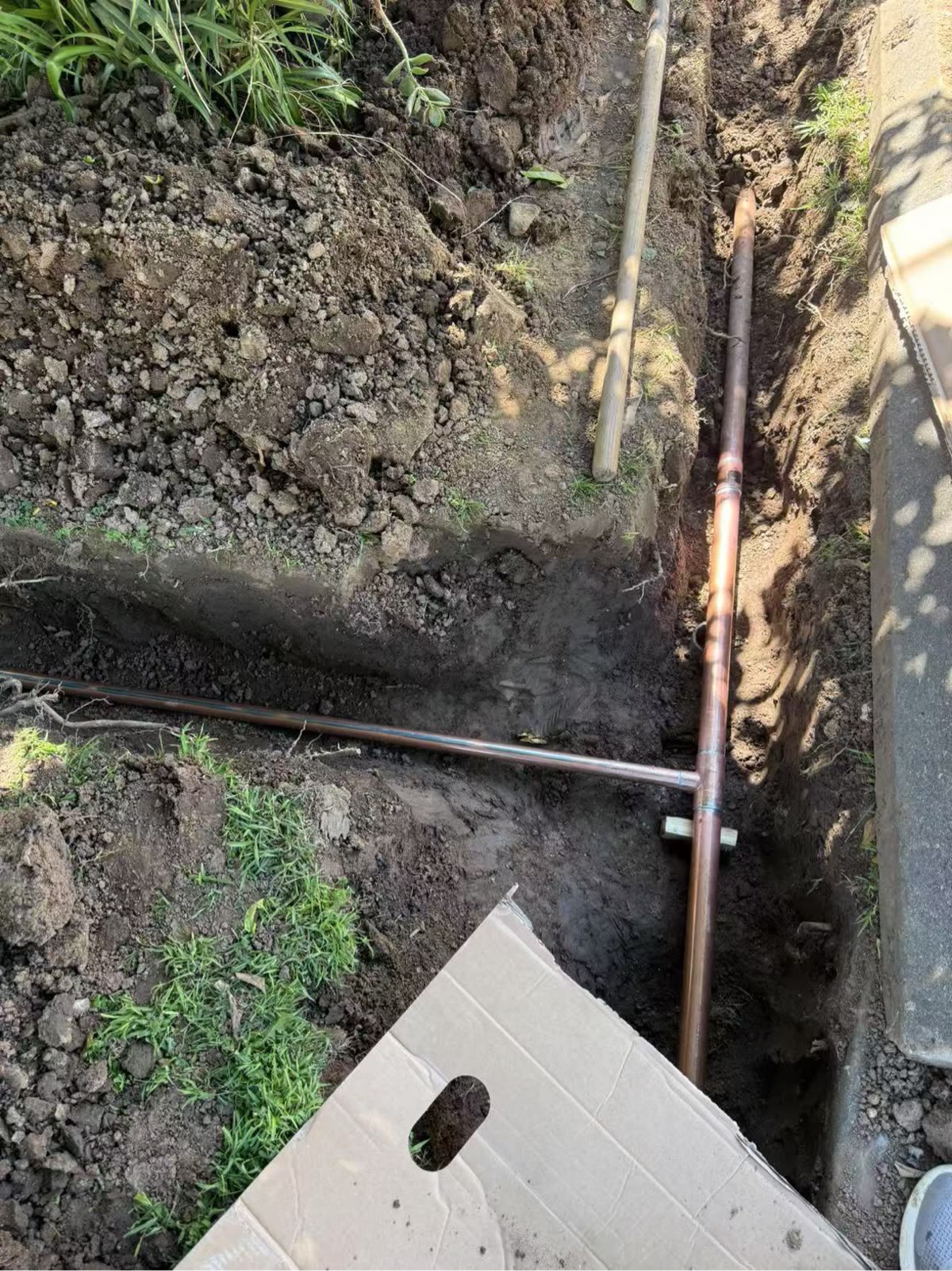 Outdoor Copper Pipe Installation / 室外铜管铺设